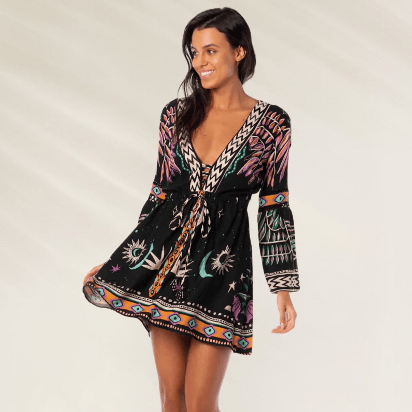 Vestido curto Maaji com estampa colorida e decote em V, perfeito para o verão