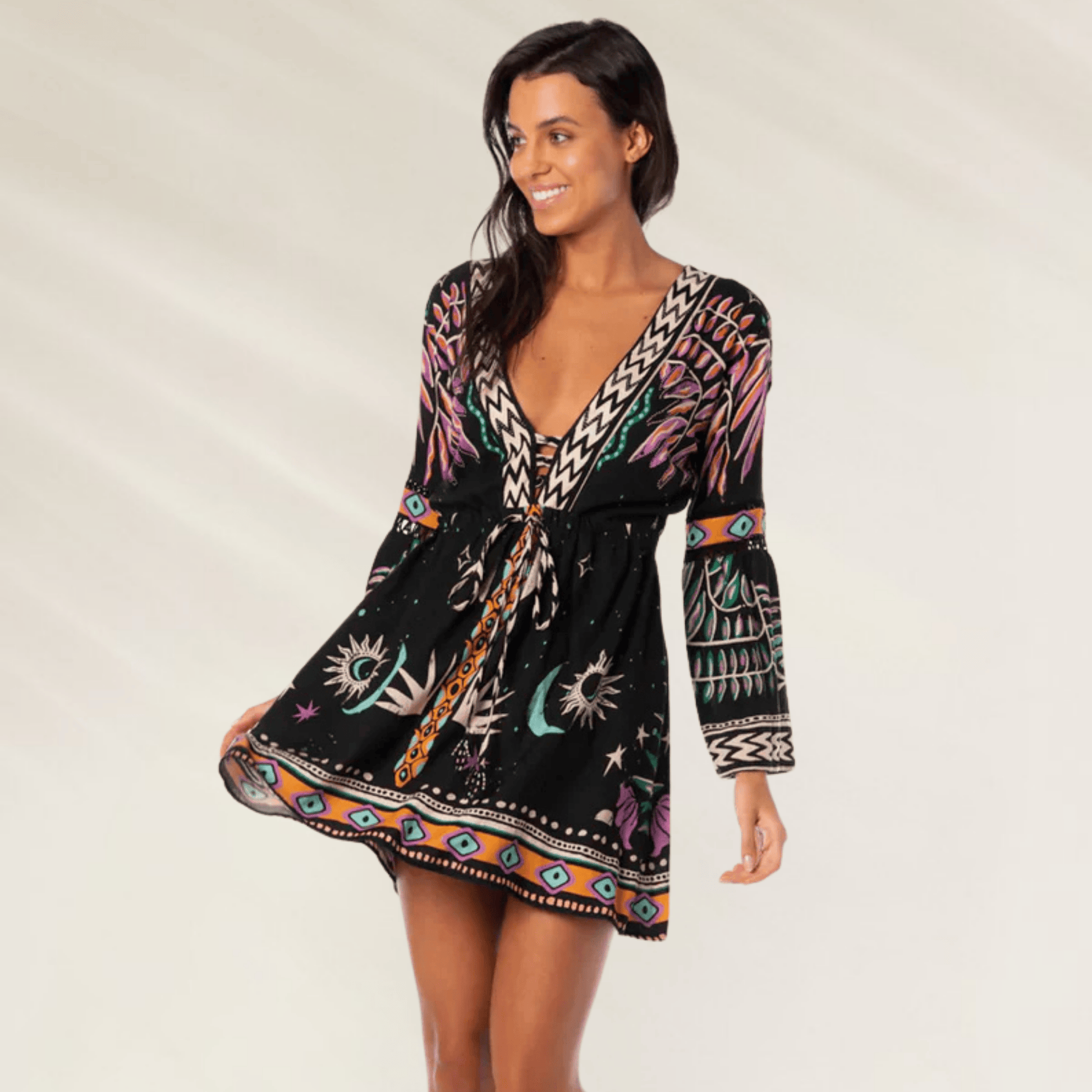 Vestido curto Maaji com estampa colorida e decote em V, perfeito para o verão