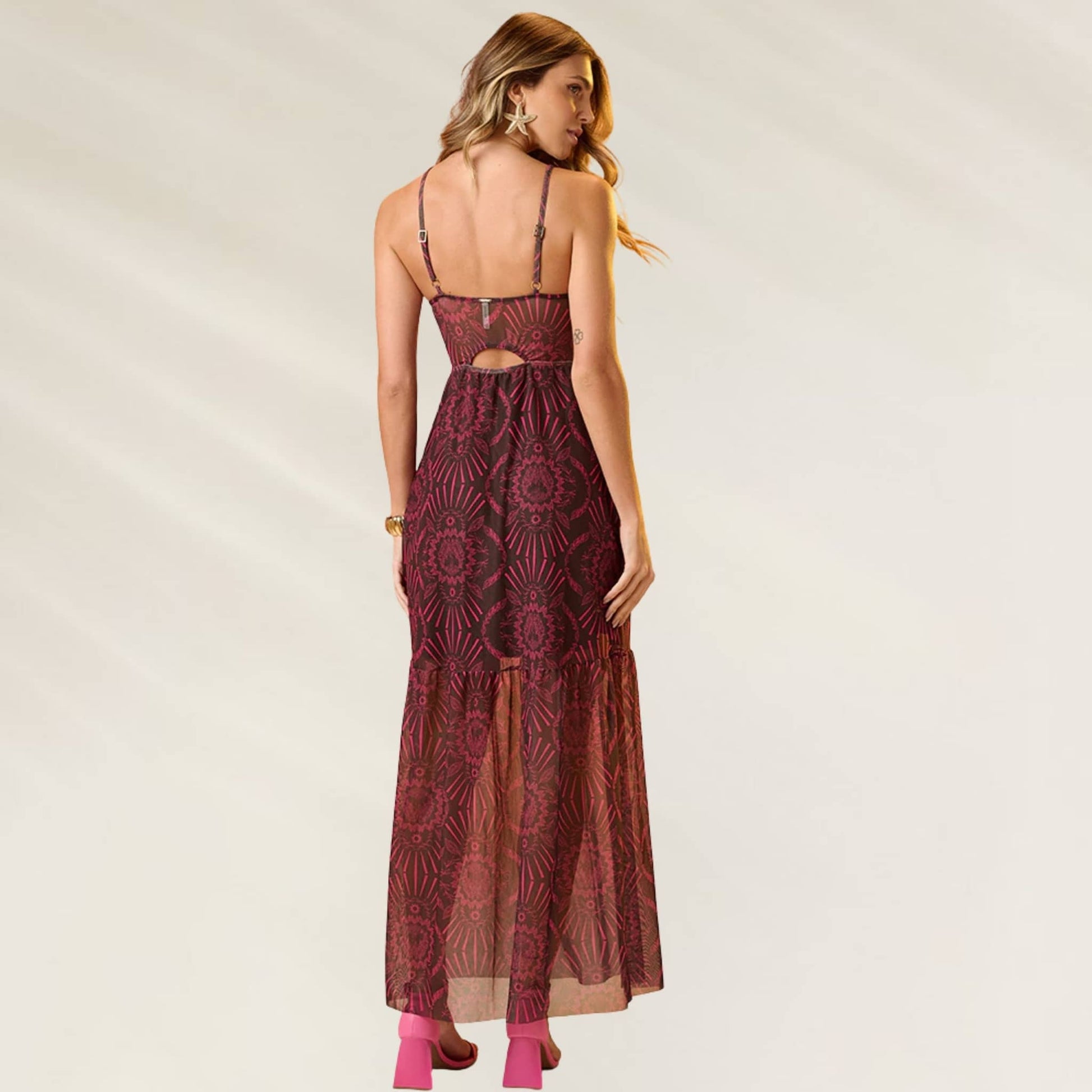 Vestido Raízes da Alvorada longo com detalhes de renda nas costas e saia fluida ideal para eventos ao ar livre