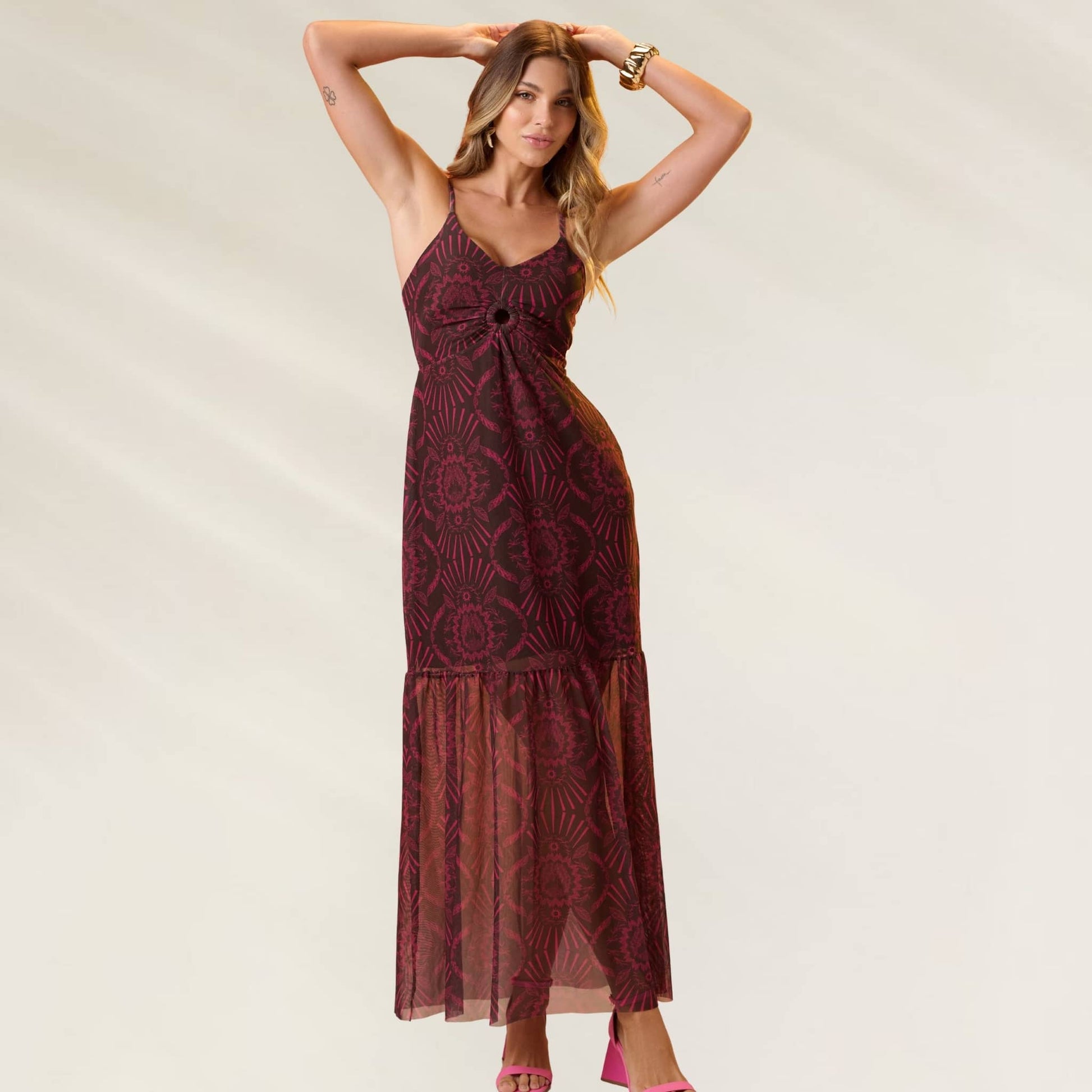 Vestido Raízes da Alvorada longo com detalhes em renda e alças ajustáveis da marca Debrisa