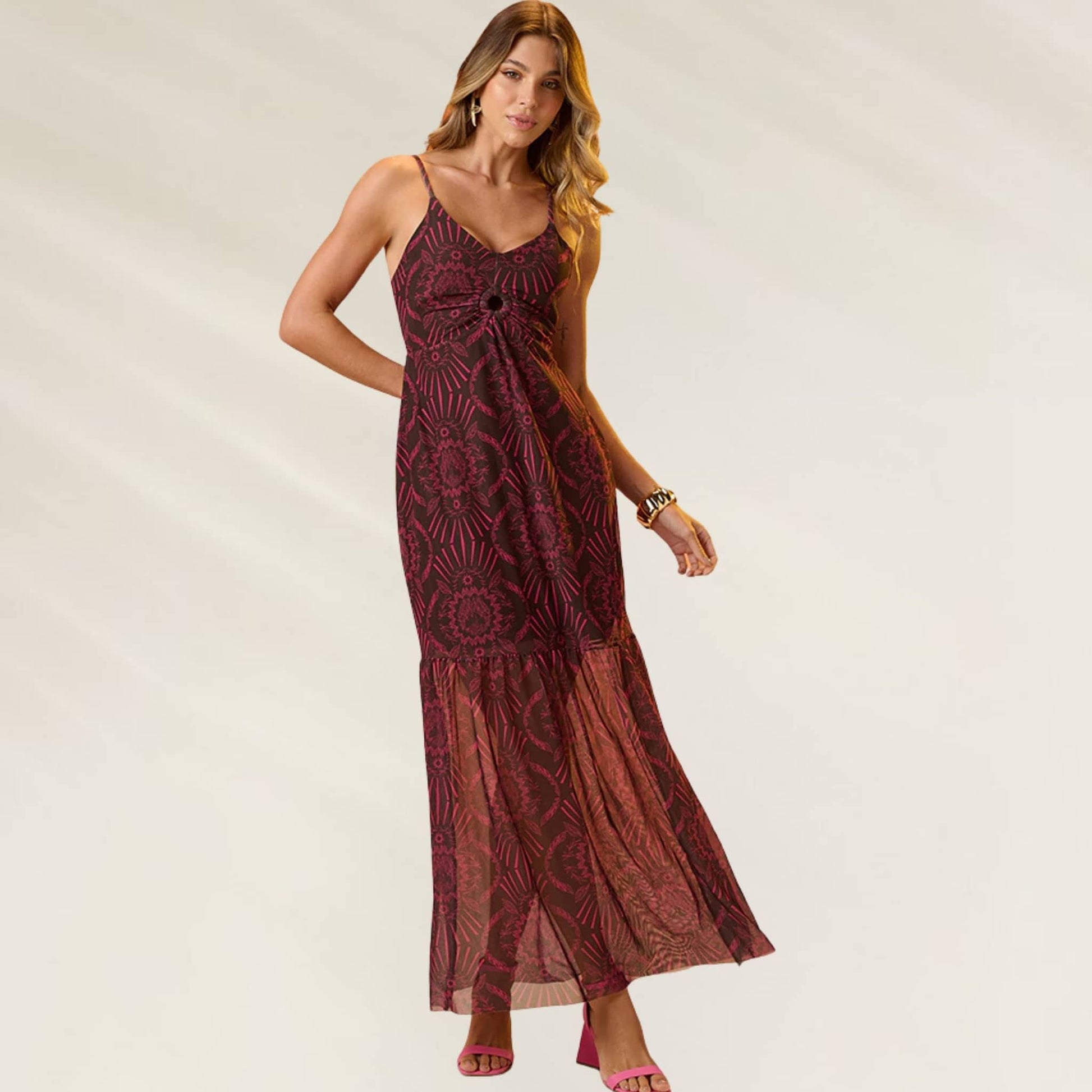 Vestido Raízes da Alvorada longo com estampa delicada e alças finas, ideal para diversas ocasiões.