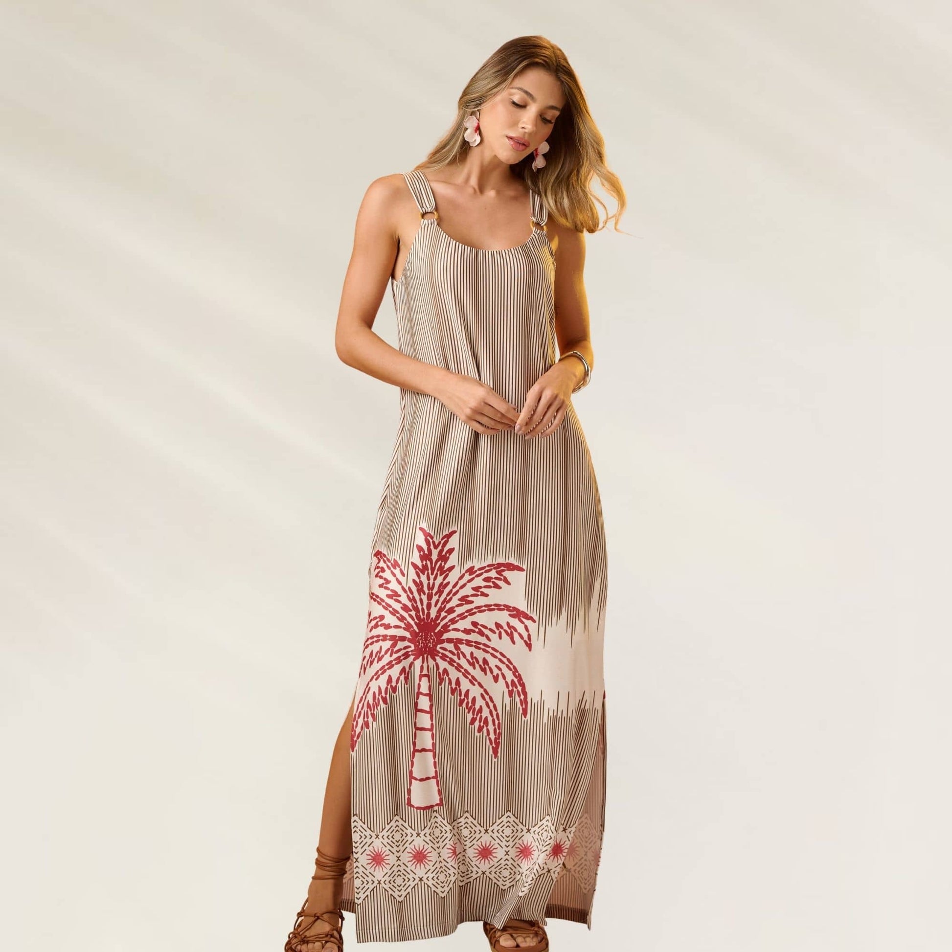 Vestido Sonhos de Verão longo com estampa de palmeira e recortes laterais para looks elegantes e confortáveis