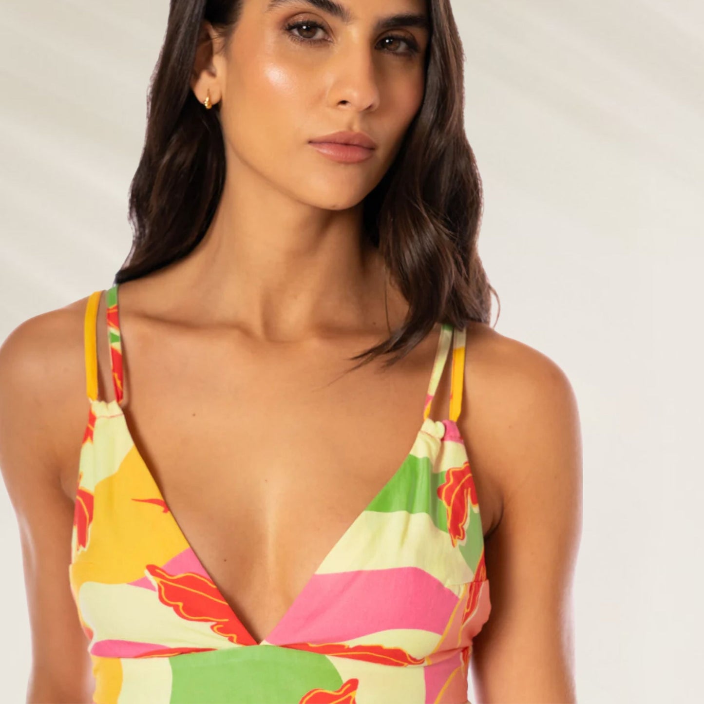 Vestido Tropical Breeze da Maaji com estampa vibrante e decote em V para o verão