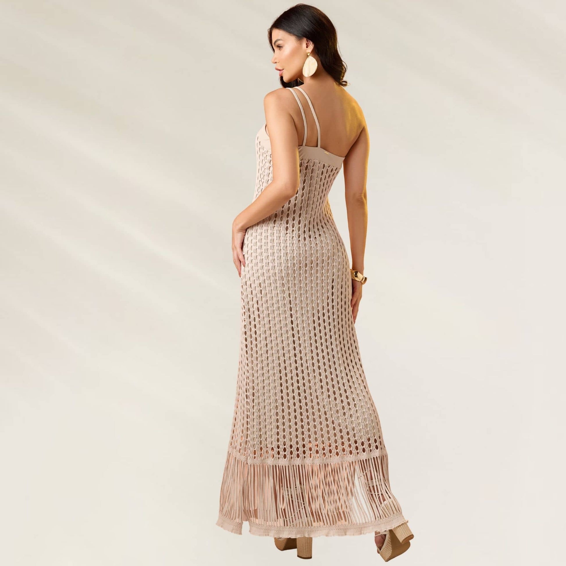 Vestido uma Alça Arbor da Debrisa em tom bege, longo e com detalhes de textura na parte inferior