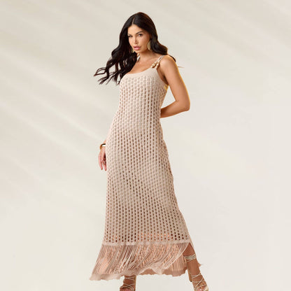 Vestido uma Alça Arbor em tom nude, com detalhes em rendas e comprimento longo
